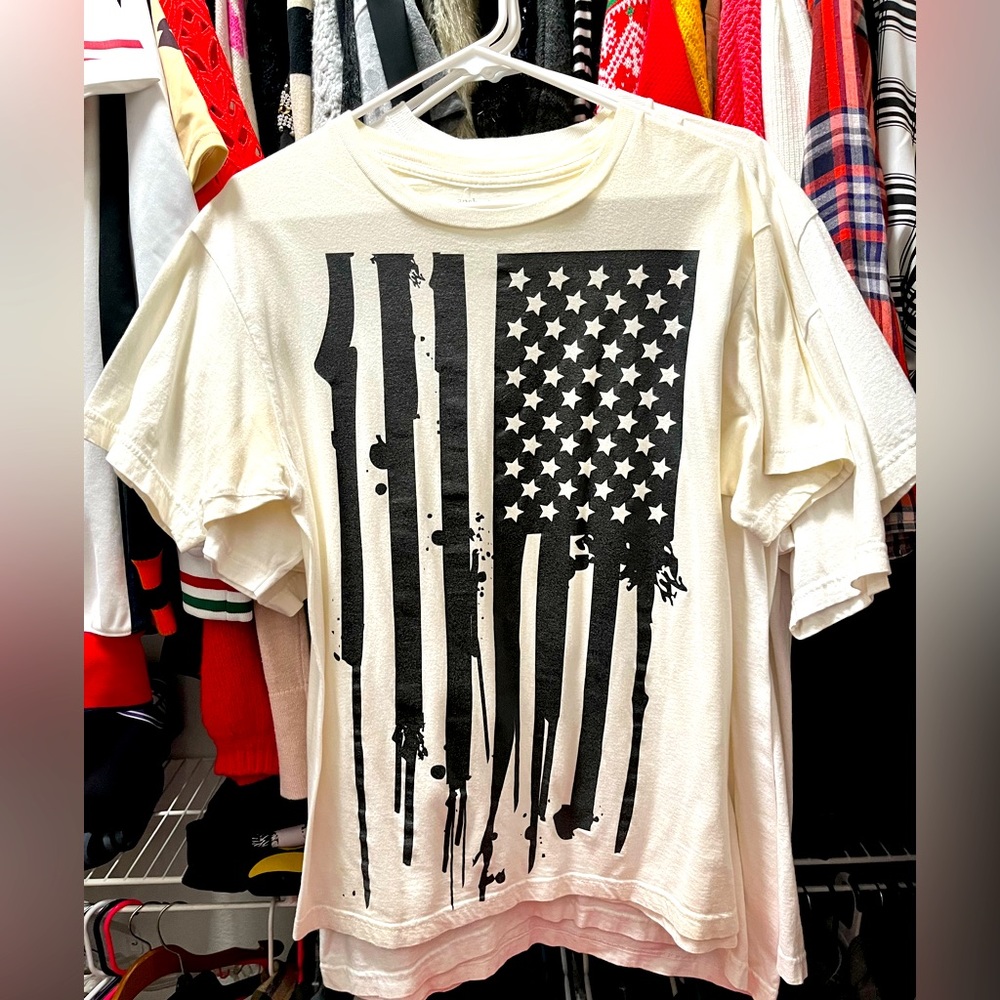 American flag tee. Size M. Good condition.